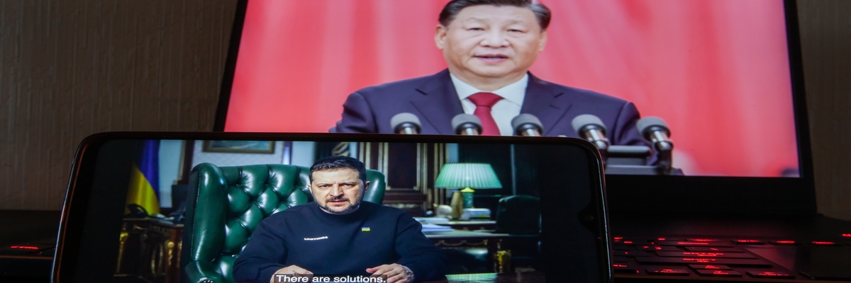 Der chinesische Präsident Xi Jinping auf dem Telefonbildschirm und Wolodymyr Selenskyj, der Präsident der Ukraine